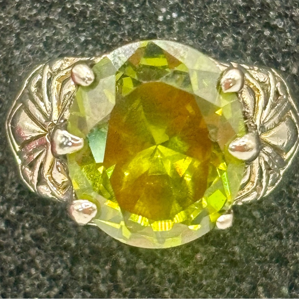 Peridot Gemstone Silver Ring - Picture 2 of 9